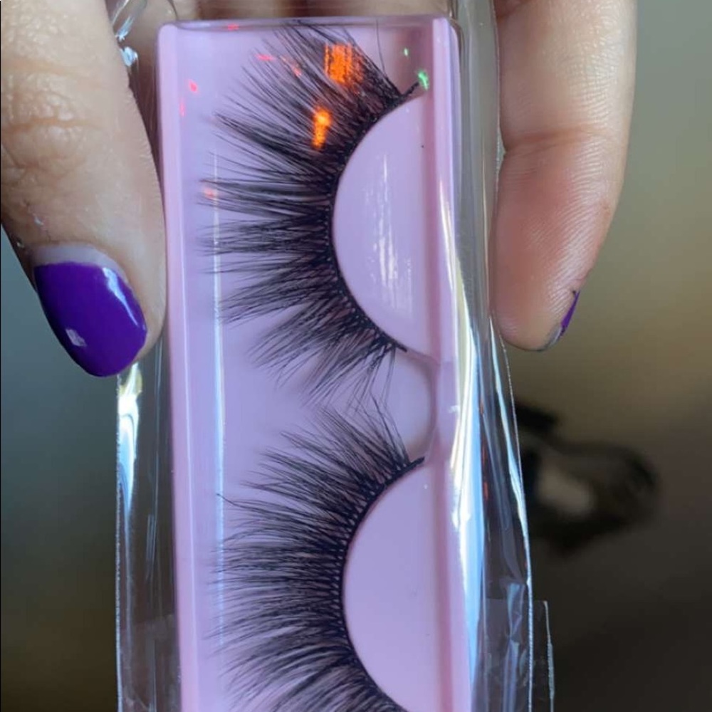 Lashes - Picture 7 of 8
